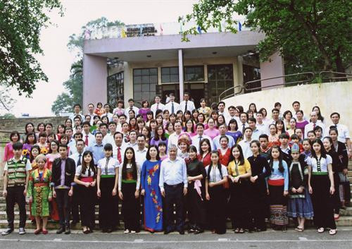 Bộ trưởng, Chủ nhiệm Ủy ban Dân tộc Đỗ Văn Chiến chụp ảnh lưu niệm với giáo viên, học sinh trường Phổ thông Vùng cao Việt Bắc. Ảnh: cema.gov.vn Bộ trưởng, Chủ nhiệm Ủy ban Dân tộc Đỗ Văn Chiến chụp ảnh lưu niệm với giáo viên, học sinh trường Phổ thông Vùng cao Việt Bắc. Ảnh: cema.gov.vn