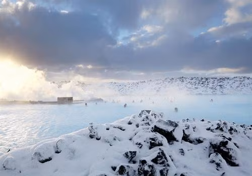 Nằm về phía tây nam của thủ đô Reykjavik (IceLand), Blue Lagoon là suối nước nóng nổi tiếng thu hút rất đông du khách, bởi màu sắc và tác dụng làm đẹp, chữa bệnh ngoài da rất tốt. Ảnh: Blue Lagoon.