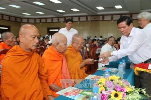 Bí thư Tỉnh ủy Trà Vinh Trần Trí Dũng tặng quà cho các vị sư sãi nhân dịp mừng lễ Sene Dolta. Bí thư Tỉnh ủy Trà Vinh Trần Trí Dũng tặng quà cho các vị sư sãi nhân dịp mừng lễ Sene Dolta.