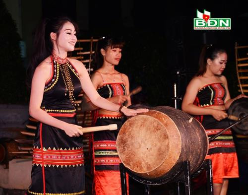 Trống là nhạc cụ phổ biến được sử dụng để thông báo mỗi khi buôn làng có sự kiện quan trọng Trống là nhạc cụ phổ biến được sử dụng để thông báo mỗi khi buôn làng có sự kiện quan trọng