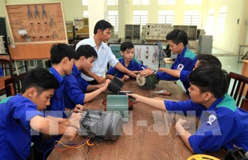 Lớp học về điện tại một trường Trung cấp nghề. Ảnh: Anh Tuấn – TTXVN Lớp học về điện tại một trường Trung cấp nghề. Ảnh: Anh Tuấn – TTXVN