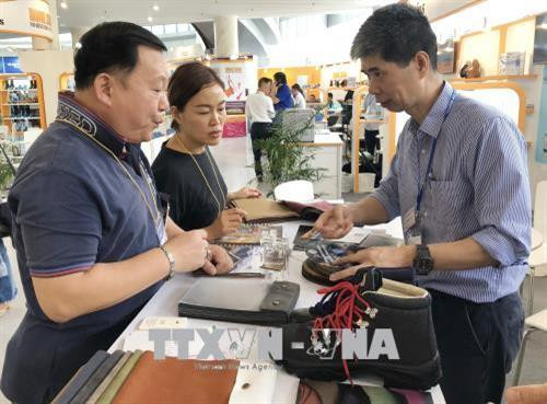 Doanh nghiệp giới thiệu thông tin nguyên vật liệu sản xuất giầy với khách tham quan. Ảnh: Mỹ Phương – TTXVN Doanh nghiệp giới thiệu thông tin nguyên vật liệu sản xuất giầy với khách tham quan. Ảnh: Mỹ Phương – TTXVN