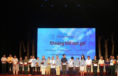 Ban tổ chức trao quà cho các thanh niên xung phong, thân nhân liệt sĩ đã từng chiến đấu tại Ngã ba Đồng Lộc. Ảnh: Hoàng Ngà - TTXVN Ban tổ chức trao quà cho các thanh niên xung phong, thân nhân liệt sĩ đã từng chiến đấu tại Ngã ba Đồng Lộc. Ảnh: Hoàng Ngà - TTXVN