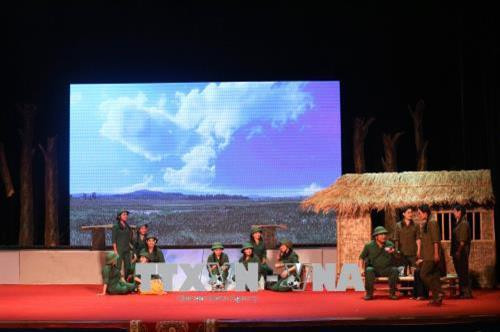 Một cảnh diễn trong vở kịch "Khoảng trời con gái". Ảnh: Hoàng Ngà - TTXVN Một cảnh diễn trong vở kịch "Khoảng trời con gái". Ảnh: Hoàng Ngà - TTXVN