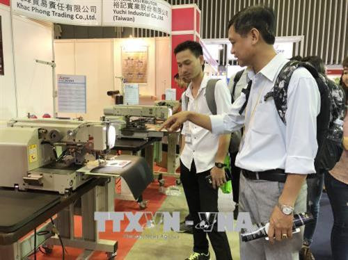 Khách hàng tìm hiểu thông tin về máy móc và các thiết bị chuyên ngành. Ảnh: Mỹ Phương - TTXVN Khách hàng tìm hiểu thông tin về máy móc và các thiết bị chuyên ngành. Ảnh: Mỹ Phương - TTXVN