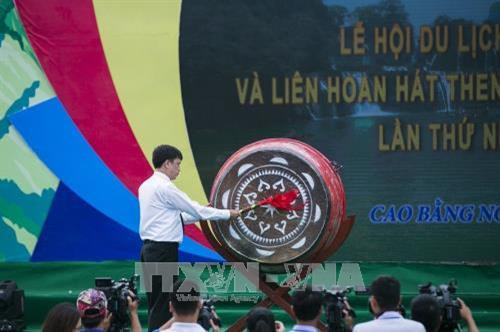 Chủ tịch huyện Trùng Khánh Nguyễn Thành Hải đánh trống khai mạc Lễ hội thác Bản Giốc năm 2017. Ảnh: Trọng Đạt – TTXVN