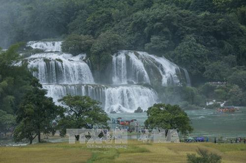 Vẻ đẹp và hùng vỹ thác Bản Giốc và Toàn cảnh lễ hội thác Bản Giốc 2017. Ảnh: Trọng Đạt – TTXVN