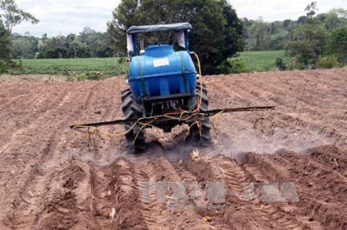 Sản phẩm máy phun thuốc diệt cỏ để trồng mía của anh đạt năng suất 1 ha trong một giờ, trong khi phun thủ công phải cần 3 lao động làm việc trong 1 ngày. Ảnh: Thế Lập- TTXVN. Sản phẩm máy phun thuốc diệt cỏ để trồng mía của anh đạt năng suất 1 ha trong một giờ, trong khi phun thủ công phải cần 3 lao động làm việc trong 1 ngày. Ảnh: Thế Lập- TTXVN.