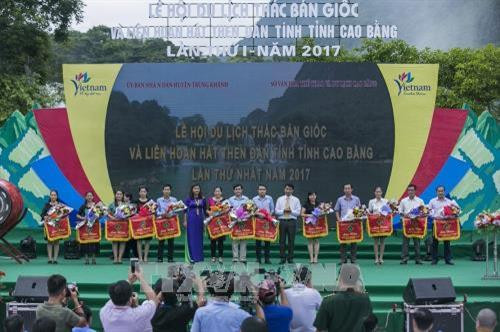 Trao cờ thi đua cho các đơn vị tham gia liên hoan đàn then, đàn tính trong buổi lễ. Ảnh: Trọng Đạt – TTXVN