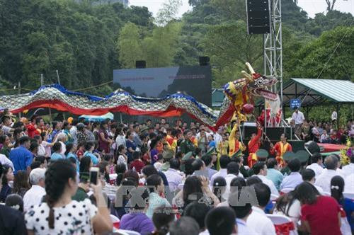 Biểu diễn nghệ thuật múa rồng trong buổi lễ. Ảnh: Trọng Đạt – TTXVN