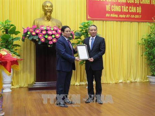 Ủy viên Bộ Chính trị, Trưởng ban Tổ chức Trung ương Phạm Minh Chính trao Quyết định của Bộ Chính trị phân công Ủy viên Trung ương Đảng, Bộ trưởng Bộ Giao thông Vận tải Trương Quang Nghĩa làm Bí thư Thành ủy Đà Nẵng nhiệm kỳ 20115-2020. Ảnh TTXVN Ủy viên Bộ Chính trị, Trưởng ban Tổ chức Trung ương Phạm Minh Chính trao Quyết định của Bộ Chính trị phân công Ủy viên Trung ương Đảng, Bộ trưởng Bộ Giao thông Vận tải Trương Quang Nghĩa làm Bí thư Thành ủy Đà Nẵng nhiệm kỳ 20115-2020. Ảnh TTXVN