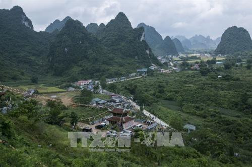 Vẻ đẹp và hùng vỹ thác Bản Giốc và Toàn cảnh lễ hội thác Bản Giốc 2017. Ảnh: Trọng Đạt – TTXVN