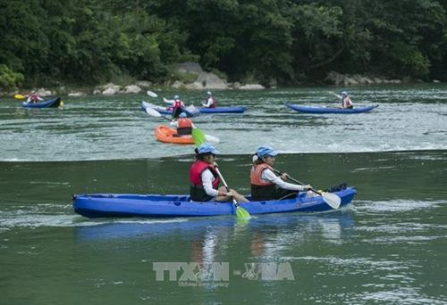 Một đội bơi thuyền kayak chuẩn bị bơi trên sông Quây Sơn trong lễ hội. Ảnh: Trọng Đạt – TTXVN