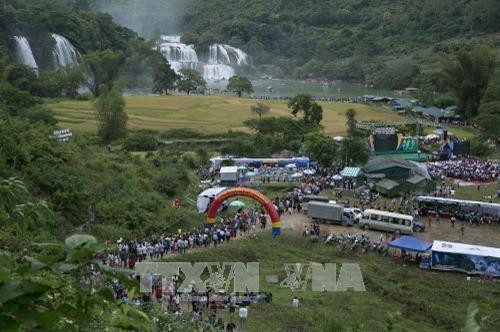 Vẻ đẹp và hùng vỹ thác Bản Giốc và Toàn cảnh lễ hội thác Bản Giốc 2017. Ảnh: Trọng Đạt – TTXVN