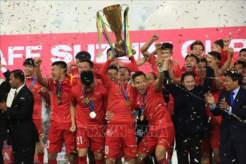 Cổ động viên Việt Nam ngập tràn một màu cờ đỏ sao vàng trên SVĐ Mỹ Đình. Ảnh: Trọng Đạt – TTXVN 4 vạn cổ động viên trên sân Mỹ Đình liên tục "tiếp lửa" để đội tuyển Việt Nam vượt qua thử thách cuối cùng trong hành trình hướng chinh phục chức vô địch AFF Cup 2018. Ảnh: Trọng Đạt – TTXVN Đội hình ra sân của đội tuyển Việt Nam. Ảnh: Trọng Đạt – TTXVN HLV trưởng Park Hang-seo trân trọng đặt tay lên ngực trái tại lễ chào cờ và hát Quốc ca Việt Nam đầu trận đấu. Ảnh: Hoàng Linh – TTXVN Tiền đạo Anh Đức (11) trở lại đội hình xuất phát với thể lực sung mãn, liên tiếp gây khó khăn cho hàng thủ Malaysia với tốc độ, sức tì đè, làm tường tốt và ghi bàn mở tỷ số 1-0 từ phút thứ 6 bằng pha bắt vô lê tuyệt đẹp đưa Việt Nam trở thành vô địch AFF Suzuki Cup 2018. Ảnh: Trọng Đạt – TTXVN Đội tuyển Việt Nam vui mừng với chiếc cúp vô địch. Ảnh: Trọng Đạt - TTXVN Văn Quyết, Anh Đức cùng các cầu thủ giương cao chiếc cúp vô địch AFF Suzuki cup 2018 chạy quanh sân vận động Mỹ Đình, chia vui với người hâm mộ. Ảnh: Trọng Đạt – TTXVN Hậu vệ Đoàn Văn Hậu - nhà tân vô địch AFF Suzuki Cup 2018. Văn Hậu đã có một giải đấu thành công, xứng đáng là trụ cột của đội tuyển bóng đá quốc gia. Ảnh: Trọng Đạt - TTXVN Cổ động viên Việt Nam ngập tràn một màu cờ đỏ sao vàng trên SVĐ Mỹ Đình. Ảnh: Trọng Đạt – TTXVN 4 vạn cổ động viên trên sân Mỹ Đình liên tục "tiếp lửa" để đội tuyển Việt Nam vượt qua thử thách cuối cùng trong hành trình hướng chinh phục chức vô địch AFF Cup 2018. Ảnh: Trọng Đạt – TTXVN Đội hình ra sân của đội tuyển Việt Nam. Ảnh: Trọng Đạt – TTXVN HLV trưởng Park Hang-seo trân trọng đặt tay lên ngực trái tại lễ chào cờ và hát Quốc ca Việt Nam đầu trận đấu. Ảnh: Hoàng Linh – TTXVN Tiền đạo Anh Đức (11) trở lại đội hình xuất phát với thể lực sung mãn, liên tiếp gây khó khăn cho hàng thủ Malaysia với tốc độ, sức tì đè, làm tường tốt và ghi bàn mở tỷ số 1-0 từ phút thứ 6 bằng pha bắt vô lê tuyệt đẹp đưa Việt Nam trở thành vô địch AFF Suzuki Cup 2018. Ảnh: Trọng Đạt – TTXVN Đội tuyển Việt Nam vui mừng với chiếc cúp vô địch. Ảnh: Trọng Đạt - TTXVN Văn Quyết, Anh Đức cùng các cầu thủ giương cao chiếc cúp vô địch AFF Suzuki cup 2018 chạy quanh sân vận động Mỹ Đình, chia vui với người hâm mộ. Ảnh: Trọng Đạt – TTXVN Hậu vệ Đoàn Văn Hậu - nhà tân vô địch AFF Suzuki Cup 2018. Văn Hậu đã có một giải đấu thành công, xứng đáng là trụ cột của đội tuyển bóng đá quốc gia. Ảnh: Trọng Đạt - TTXVN