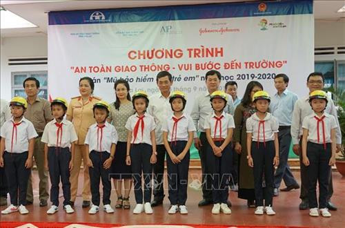 Lễ trao tặng mũ bảo hiểm cho các học sinh. Ảnh: Dư Toán – TTXVN Lễ trao tặng mũ bảo hiểm cho các học sinh. Ảnh: Dư Toán – TTXVN