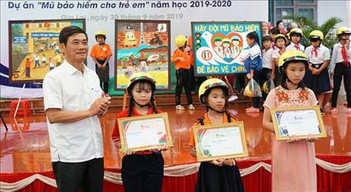 Đại biểu tặng quà cho các đội học sinh tham dự hoạt động ngoại khóa tại chương trình. Ảnh: Dư Toán – TTXVN. Đại biểu tặng quà cho các đội học sinh tham dự hoạt động ngoại khóa tại chương trình. Ảnh: Dư Toán – TTXVN.