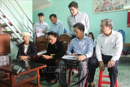 Điều tra thông tin hộ gia đình bà Bàn Thị Nguyệt, thôn Làng Lạc, xã Xuân Quang, huyện Chiêm Hóa (Tuyên Quang). Ảnh: Quang Cường - TTXVN Điều tra thông tin hộ gia đình bà Bàn Thị Nguyệt, thôn Làng Lạc, xã Xuân Quang, huyện Chiêm Hóa (Tuyên Quang). Ảnh: Quang Cường - TTXVN