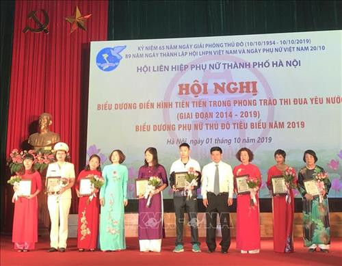Tuyên dương gương phụ nữ Thủ đô tiêu biểu năm 2019. Ảnh: Nguyễn Cúc - TTXVN
