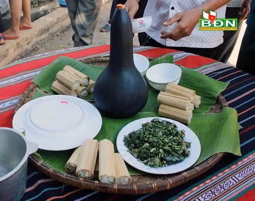 Món lá mì xào hoa đu đủ đực gây "thương nhớ" cho những người con Ê đê