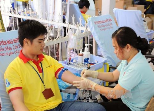 Tình nguyện viên tham gia hiến máu nhân đạo sau lễ ra quân. Ảnh: An Hiếu - TTXVN Tình nguyện viên tham gia hiến máu nhân đạo sau lễ ra quân. Ảnh: An Hiếu - TTXVN