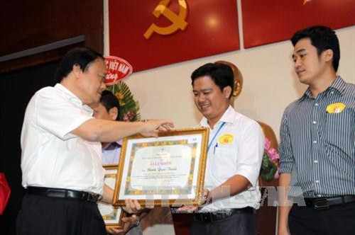 Lãnh đạo Tổng Công ty Điện lực Thành phố Hồ Chí Minh trao giấy khen của công ty cho 28 tập thể và 37 cá nhân tích cực tham gia chương trình tiết kiệm điện năm 2016. Ảnh: Thanh Vũ - TTXVN Lãnh đạo Tổng Công ty Điện lực Thành phố Hồ Chí Minh trao giấy khen của công ty cho 28 tập thể và 37 cá nhân tích cực tham gia chương trình tiết kiệm điện năm 2016. Ảnh: Thanh Vũ - TTXVN