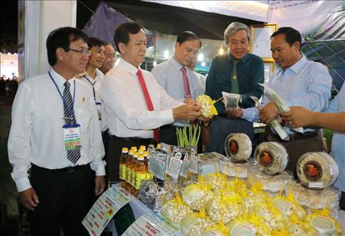 Các đại biểu tham quan khu trưng bày sản phẩm tại Hội chợ. Ảnh: Nguyễn Thành - TTXVN