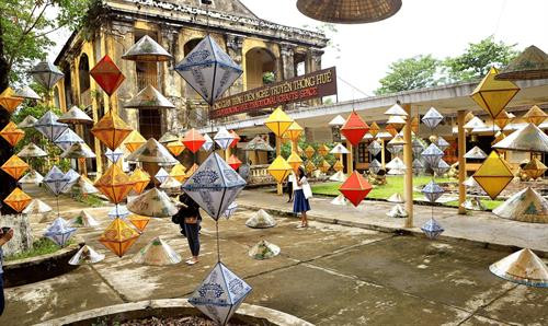 Không gian trình diễn nghề truyền thống Huế trong Đại Nội. Ảnh: Hoàng Hùng -TTXVN