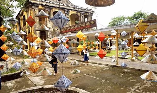 Không gian trình diễn nghề truyền thống Huế trong Đại Nội. Ảnh: Hoàng Hùng -TTXVN