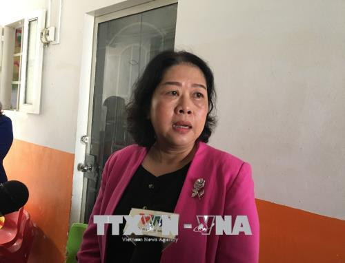 Bà Bùi Thị Diễm Thu, Phó Giám đốc Sở Giáo dục và Đào tạo Thành phố Hồ Chí Minh trao đổi thông tin với báo chí. Ảnh: Thu Hoài - TTXVN