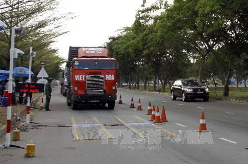 Kiểm tra phương tiện xe container chở hàng hóa tại trạm cân đường Nguyễn Văn Linh, quận 7 , Thành phố Hồ Chí Minh. Ảnh: Hoàng Hải-TTXVN Kiểm tra phương tiện xe container chở hàng hóa tại trạm cân đường Nguyễn Văn Linh, quận 7 , Thành phố Hồ Chí Minh. Ảnh: Hoàng Hải-TTXVN