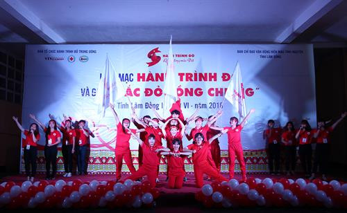 Các bạn tình nguyện viên hòa mình vào đêm gala “Sắc đỏ cồng chiêng”. Ảnh: baolamdong.vn Các bạn tình nguyện viên hòa mình vào đêm gala “Sắc đỏ cồng chiêng”. Ảnh: baolamdong.vn
