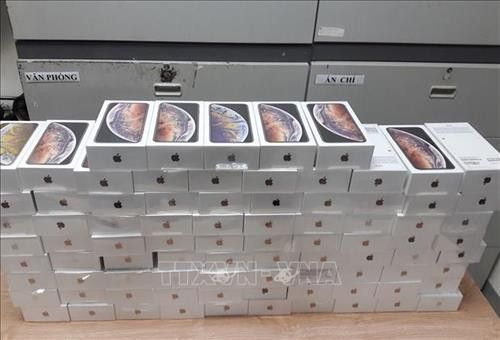 Lô hàng Iphone bị thu giữ trị giá 6,5 tỷ đồng. Ảnh: Anh Tuấn - TTXVN