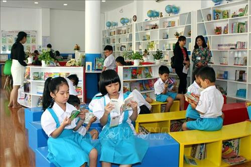 Học sinh đọc sách trong thư viện Trường Tiểu học Phan Văn Trị, do Chủ tịch nước Trần Đại Quang và các Đại biểu Quốc hội Thành phố Hồ Chí Minh tặng. Ảnh: Tiến Lực – TTXVN Học sinh đọc sách trong thư viện Trường Tiểu học Phan Văn Trị, do Chủ tịch nước Trần Đại Quang và các Đại biểu Quốc hội Thành phố Hồ Chí Minh tặng. Ảnh: Tiến Lực – TTXVN