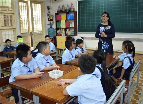 Cô và trò Trường Tiểu học Lương Định Của, Quận 3 cùng sinh hoạt lớp trong ngày đầu tiên của năm học. Ảnh: Thu Hoài - TTXVN Cô và trò Trường Tiểu học Lương Định Của, Quận 3 cùng sinh hoạt lớp trong ngày đầu tiên của năm học. Ảnh: Thu Hoài - TTXVN