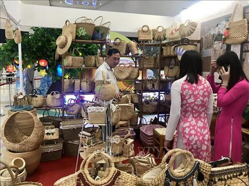 Các mặt hàng thủ công mỹ nghệ được nhiều khách hàng trong nước lựa chọn. Ảnh: Huyền Trang - TTXVN