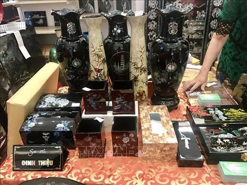 Các mặt hàng sơn mài được chế tạo tinh tế, khá đa dạng về chủng loại. Ảnh: Huyền Trang - TTXVN