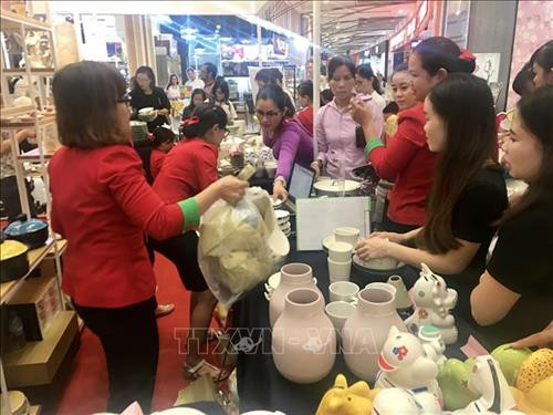 Bình Dương phát triển sản phẩm thương mại thủ công mỹ nghệ. Ảnh : Nguyễn Huyền Trang - TTXVN