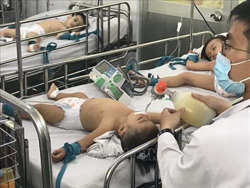 Nhiều bệnh nhi mắc bệnh tay chân miệng thể nặng đang điều trị tại Bệnh viện Nhi đồng 1 Thành phố Hồ Chí Minh. Ảnh: Đinh Hằng - TTXVN Nhiều bệnh nhi mắc bệnh tay chân miệng thể nặng đang điều trị tại Bệnh viện Nhi đồng 1 Thành phố Hồ Chí Minh. Ảnh: Đinh Hằng - TTXVN