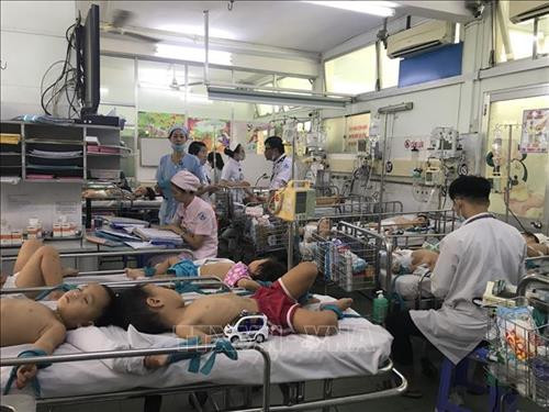 Khoa Nhiễm - Thần kinh, Bệnh viện Nhi đồng 1 Thành phố Hồ Chí Minh quá tải vì bệnh nhi mắc tay chân miệng nhập viện. Ảnh: Đinh Hằng - TTXVN Khoa Nhiễm - Thần kinh, Bệnh viện Nhi đồng 1 Thành phố Hồ Chí Minh quá tải vì bệnh nhi mắc tay chân miệng nhập viện. Ảnh: Đinh Hằng - TTXVN