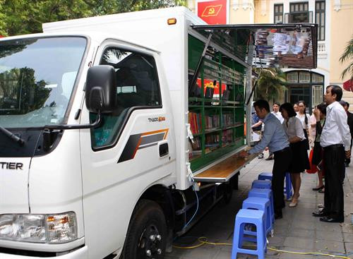 Các đại biểu tham quan không gian đọc của xe thư viện đa phương tiện lưu động. Ảnh: Thanh Tùng-TTXVN Các đại biểu tham quan không gian đọc của xe thư viện đa phương tiện lưu động. Ảnh: Thanh Tùng-TTXVN