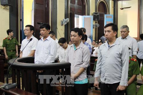 Các bị cáo nghe tuyên án. Ảnh: Mạnh Linh-TTXVN