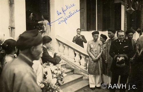 Nguyễn Hữu Thị Lan (trái), người sau này trở thành Nam Phương Hoàng Hậu được tiếp đón trên đèo Hải Vân trên đường ra kinh thành Huế làm lễ cưới với vua Bảo Đại, 1933. Quan chức Pháp xất hiện trong buổi tiếp đón Hoàng hậu tương lai của nhà Nguyễn ở Huế. Nam Phương Hoàng Hậu nhận đồ lễ từ các cung nữ trong Hoàng thành. Nam Phương Hoàng Hậu di chuyển trong Hoàng thành bằng xe kéo trong ngày thành hôn, tháng 3/1934. Bức chân dung của Nam Phương Hoàng Hậu Nam Phương Hoàng Hậu ở kinh thành Huế Chân dung nổi tiếng chụp trong ngày cưới của Nam Phương Hoàng Hậu. Vua Bảo Đại được rước bằng kiệu trong hôn lễ ở Hoàng thành. Ảnh: Aavh.org. Vua Bảo Đại xuống kiệu để gặp mặt Nam Phương Hoàng Hậu. Ảnh: Aavh.org. Nguyễn Hữu Thị Lan (trái), người sau này trở thành Nam Phương Hoàng Hậu được tiếp đón trên đèo Hải Vân trên đường ra kinh thành Huế làm lễ cưới với vua Bảo Đại, 1933. Quan chức Pháp xất hiện trong buổi tiếp đón Hoàng hậu tương lai của nhà Nguyễn ở Huế. Nam Phương Hoàng Hậu nhận đồ lễ từ các cung nữ trong Hoàng thành. Nam Phương Hoàng Hậu di chuyển trong Hoàng thành bằng xe kéo trong ngày thành hôn, tháng 3/1934. Bức chân dung của Nam Phương Hoàng Hậu Nam Phương Hoàng Hậu ở kinh thành Huế Chân dung nổi tiếng chụp trong ngày cưới của Nam Phương Hoàng Hậu. Vua Bảo Đại được rước bằng kiệu trong hôn lễ ở Hoàng thành. Ảnh: Aavh.org. Vua Bảo Đại xuống kiệu để gặp mặt Nam Phương Hoàng Hậu. Ảnh: Aavh.org.