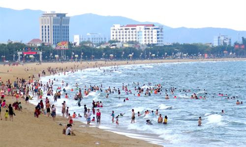 Rất đông du khách đến nghỉ dưỡng và tắm biển Quy Nhơn (Bình Định). Ảnh: Viết Ý - TTXVN Rất đông du khách đến nghỉ dưỡng và tắm biển Quy Nhơn (Bình Định). Ảnh: Viết Ý - TTXVN