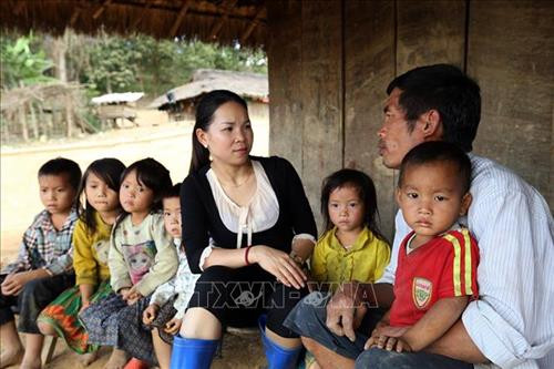Cô Miên đến từng nhà động viên bố mẹ các em đưa con tới trường. Ảnh: Phan Tuấn Anh – TTXVN Cô Miên đến từng nhà động viên bố mẹ các em đưa con tới trường. Ảnh: Phan Tuấn Anh – TTXVN