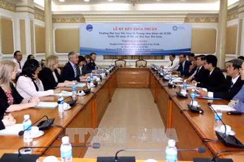 Chủ tịch UBND Thành phố Hồ Chí Minh Nguyễn Thành Phong đón tiếp Bộ trưởng Bộ Giáo dục và Kỹ năng Ailen ông Richard Bruton. Ảnh: Thanh Vũ-TTXVN