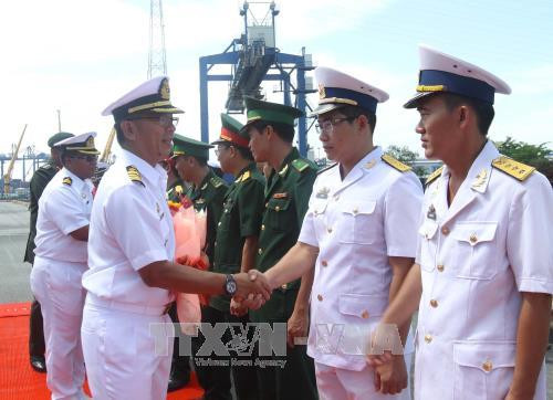 Đại tá Hải quân Mohd Fadzli Kamal bin Mohd, Thuyền trưởng tàu KD Lekiu với cán bộ, sĩ quan Lữ đoàn 125, Vùng 2 Hải quân Việt Nam và Bộ đội Biên phòng Thành phố Hồ Chí Minh tại lễ đón. Ảnh: Thanh Vũ-TTXVN Đại tá Hải quân Mohd Fadzli Kamal bin Mohd, Thuyền trưởng tàu KD Lekiu với cán bộ, sĩ quan Lữ đoàn 125, Vùng 2 Hải quân Việt Nam và Bộ đội Biên phòng Thành phố Hồ Chí Minh tại lễ đón. Ảnh: Thanh Vũ-TTXVN