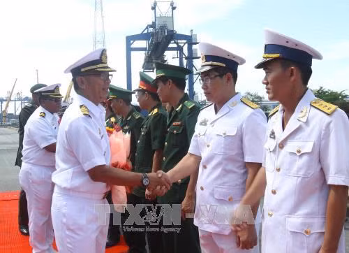 Đại tá Hải quân Mohd Fadzli Kamal bin Mohd, Thuyền trưởng tàu KD Lekiu với cán bộ, sĩ quan Lữ đoàn 125, Vùng 2 Hải quân Việt Nam và Bộ đội Biên phòng Thành phố Hồ Chí Minh tại lễ đón. Ảnh: Thanh Vũ-TTXVN Đại tá Hải quân Mohd Fadzli Kamal bin Mohd, Thuyền trưởng tàu KD Lekiu với cán bộ, sĩ quan Lữ đoàn 125, Vùng 2 Hải quân Việt Nam và Bộ đội Biên phòng Thành phố Hồ Chí Minh tại lễ đón. Ảnh: Thanh Vũ-TTXVN