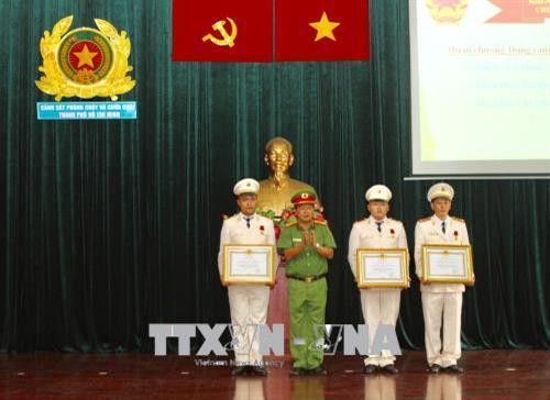 Trao tặng Huân chương Dũng cảm của Chủ tịch nước cho 3 chiến sỹ Cảnh sát PCCC quận Bình Tân. Ảnh: Thành Chung - TTXVN. Trao tặng Huân chương Dũng cảm của Chủ tịch nước cho 3 chiến sỹ Cảnh sát PCCC quận Bình Tân. Ảnh: Thành Chung - TTXVN.