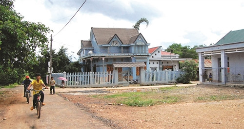 Những ngôi nhà mới, khang trang mọc lên ngày càng nhiều trong các buôn làng ở huyện Krông Nô